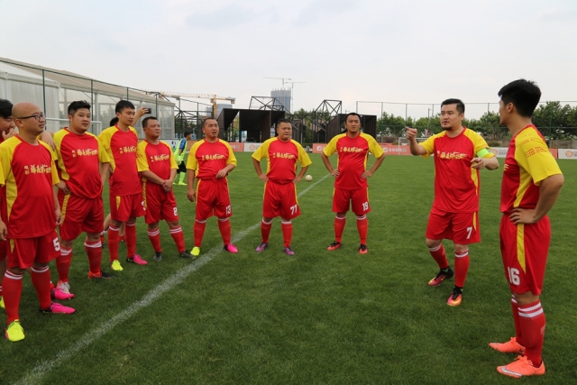 关注｜电影《谁是球王》友谊赛在上海举行毕节草根足球队代表的“谁是球王”队2：1胜出