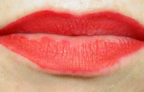 怎样涂口红不会掉,正确涂口红且不掉的方法