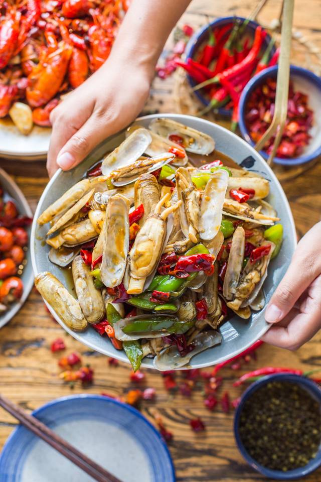 没有“马砂”怎么办？在白堤路这家天津范儿的“吃货大食堂”里，烧烤、火锅、麻小、炒海鲜可以轮番PK到清晨2点！