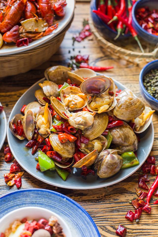 没有“马砂”怎么办？在白堤路这家天津范儿的“吃货大食堂”里，烧烤、火锅、麻小、炒海鲜可以轮番PK到清晨2点！