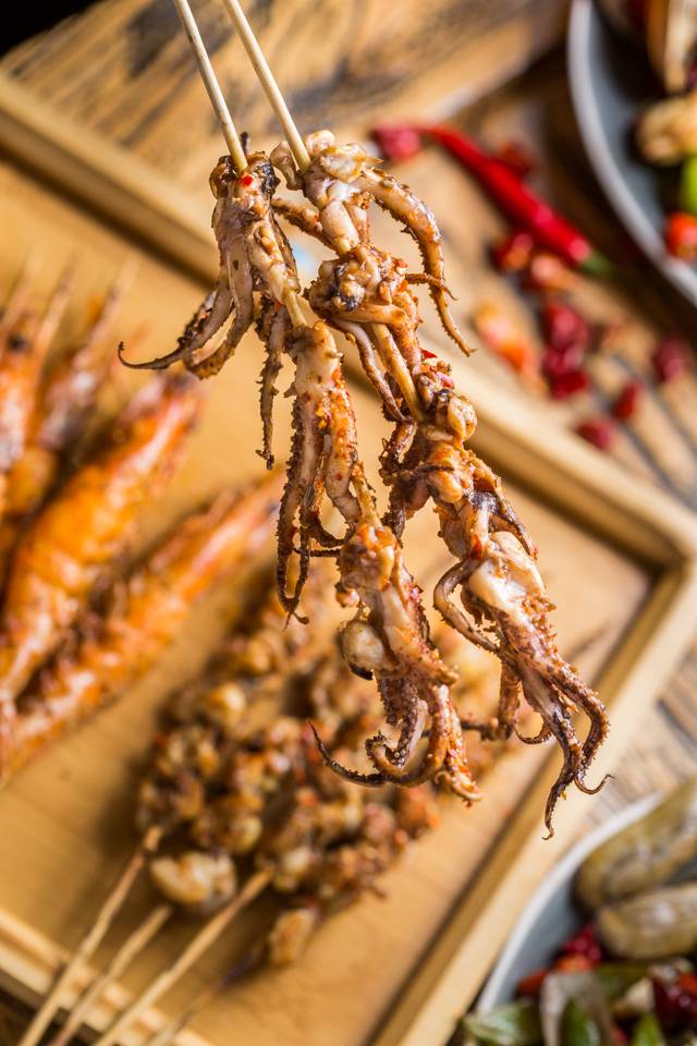 没有“马砂”怎么办？在白堤路这家天津范儿的“吃货大食堂”里，烧烤、火锅、麻小、炒海鲜可以轮番PK到清晨2点！