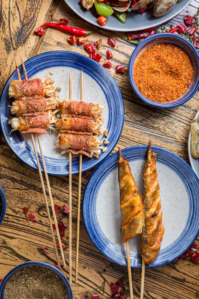 没有“马砂”怎么办？在白堤路这家天津范儿的“吃货大食堂”里，烧烤、火锅、麻小、炒海鲜可以轮番PK到清晨2点！