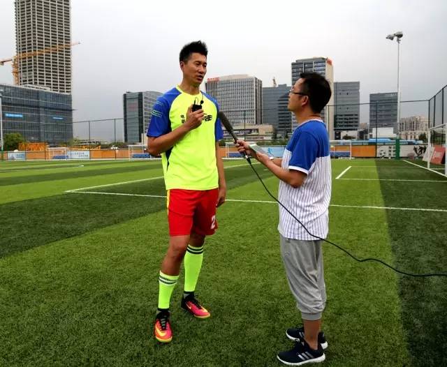 关注｜电影《谁是球王》友谊赛在上海举行毕节草根足球队代表的“谁是球王”队2：1胜出