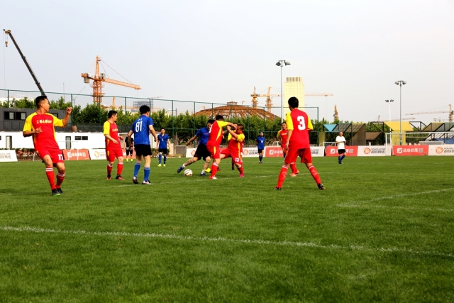 关注｜电影《谁是球王》友谊赛在上海举行毕节草根足球队代表的“谁是球王”队2：1胜出