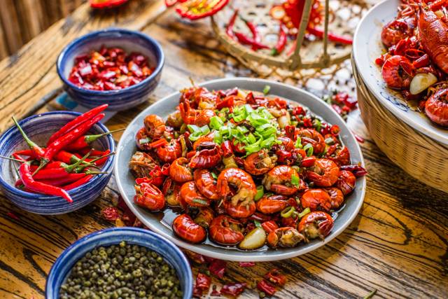 没有“马砂”怎么办？在白堤路这家天津范儿的“吃货大食堂”里，烧烤、火锅、麻小、炒海鲜可以轮番PK到清晨2点！