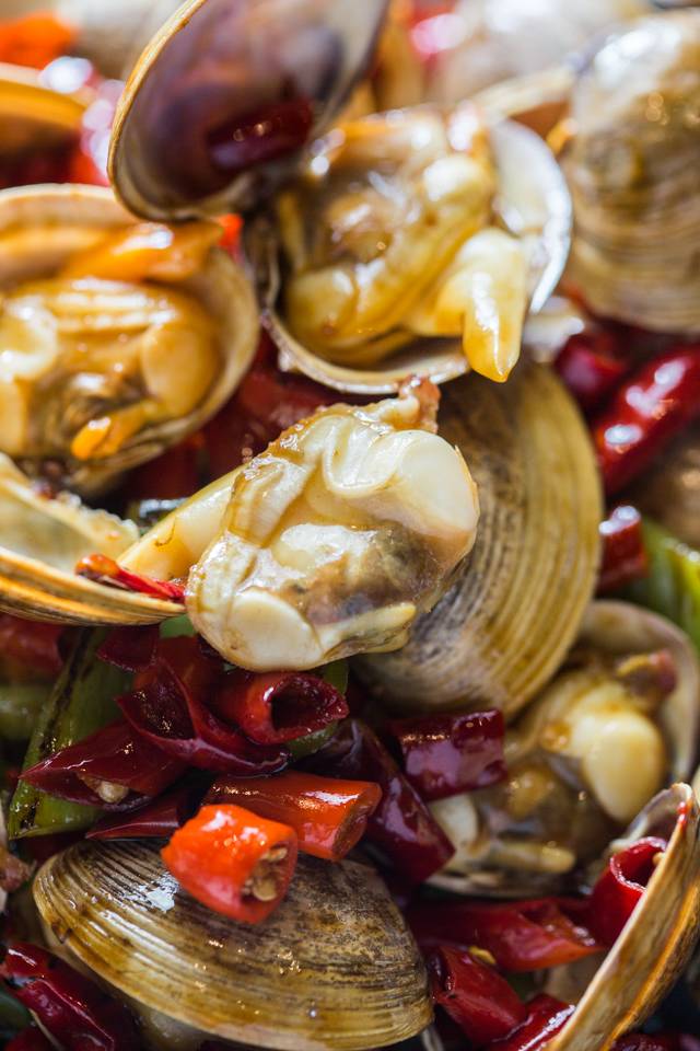 没有“马砂”怎么办？在白堤路这家天津范儿的“吃货大食堂”里，烧烤、火锅、麻小、炒海鲜可以轮番PK到清晨2点！