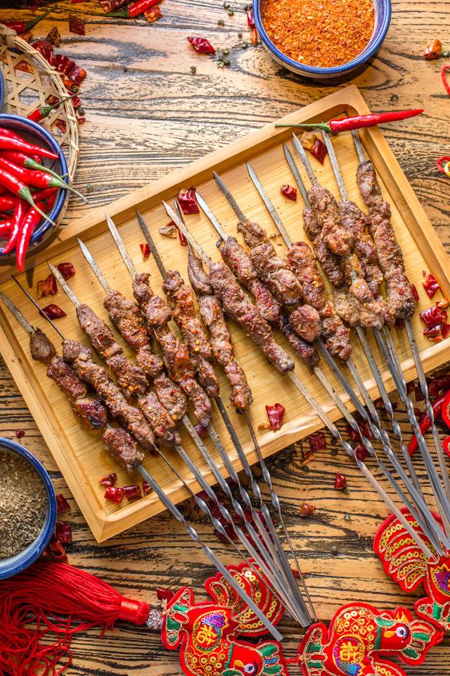 没有“马砂”怎么办？在白堤路这家天津范儿的“吃货大食堂”里，烧烤、火锅、麻小、炒海鲜可以轮番PK到清晨2点！