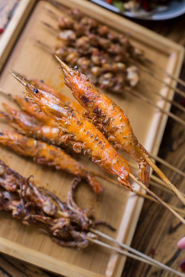 没有“马砂”怎么办？在白堤路这家天津范儿的“吃货大食堂”里，烧烤、火锅、麻小、炒海鲜可以轮番PK到清晨2点！