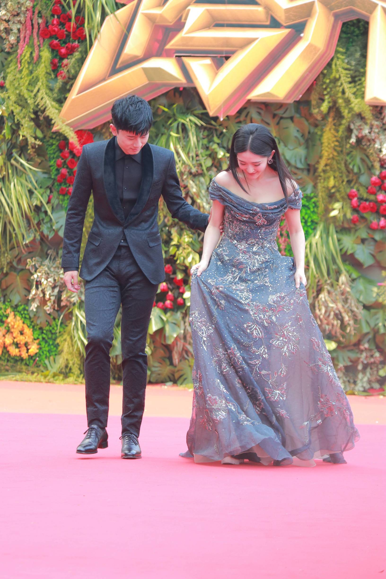 谢娜秒穿人鱼裙,谢娜礼服乘风破浪