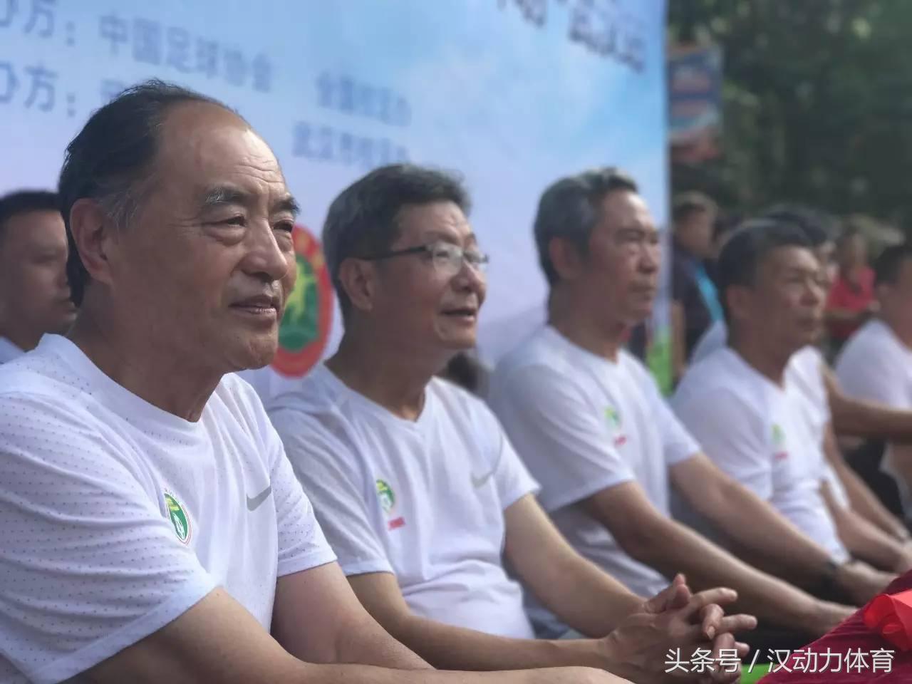 校园足球俱乐部加入条件,足球名宿团走进梅州