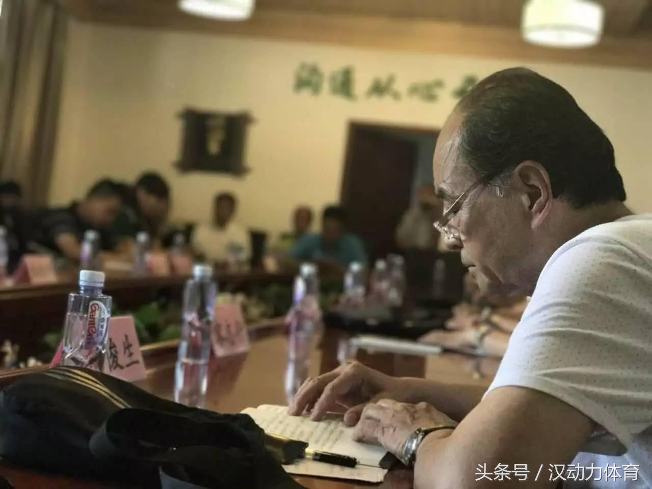 校园足球俱乐部加入条件,足球名宿团走进梅州