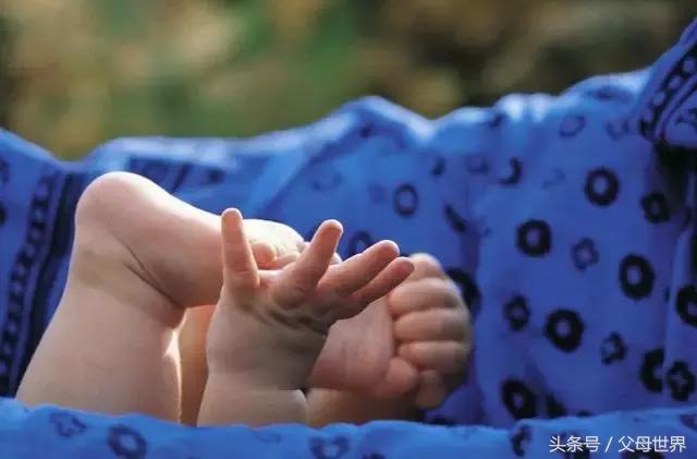 宝宝光脚丫会凉肚子吗,小孩光脚丫走路的好处和坏处