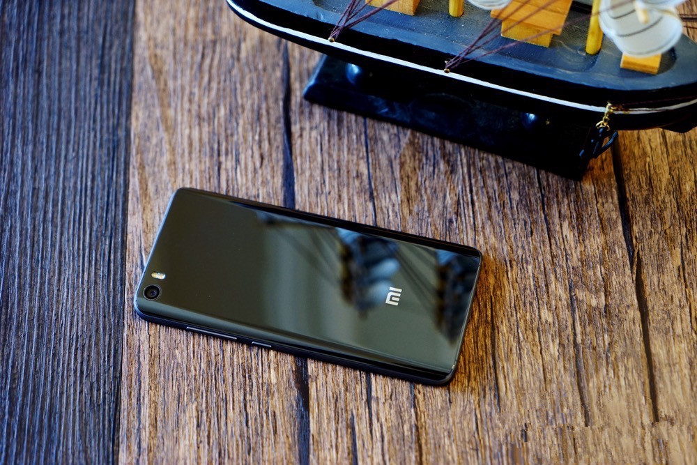 它是小米去年最难抢手机，如今却让步下架