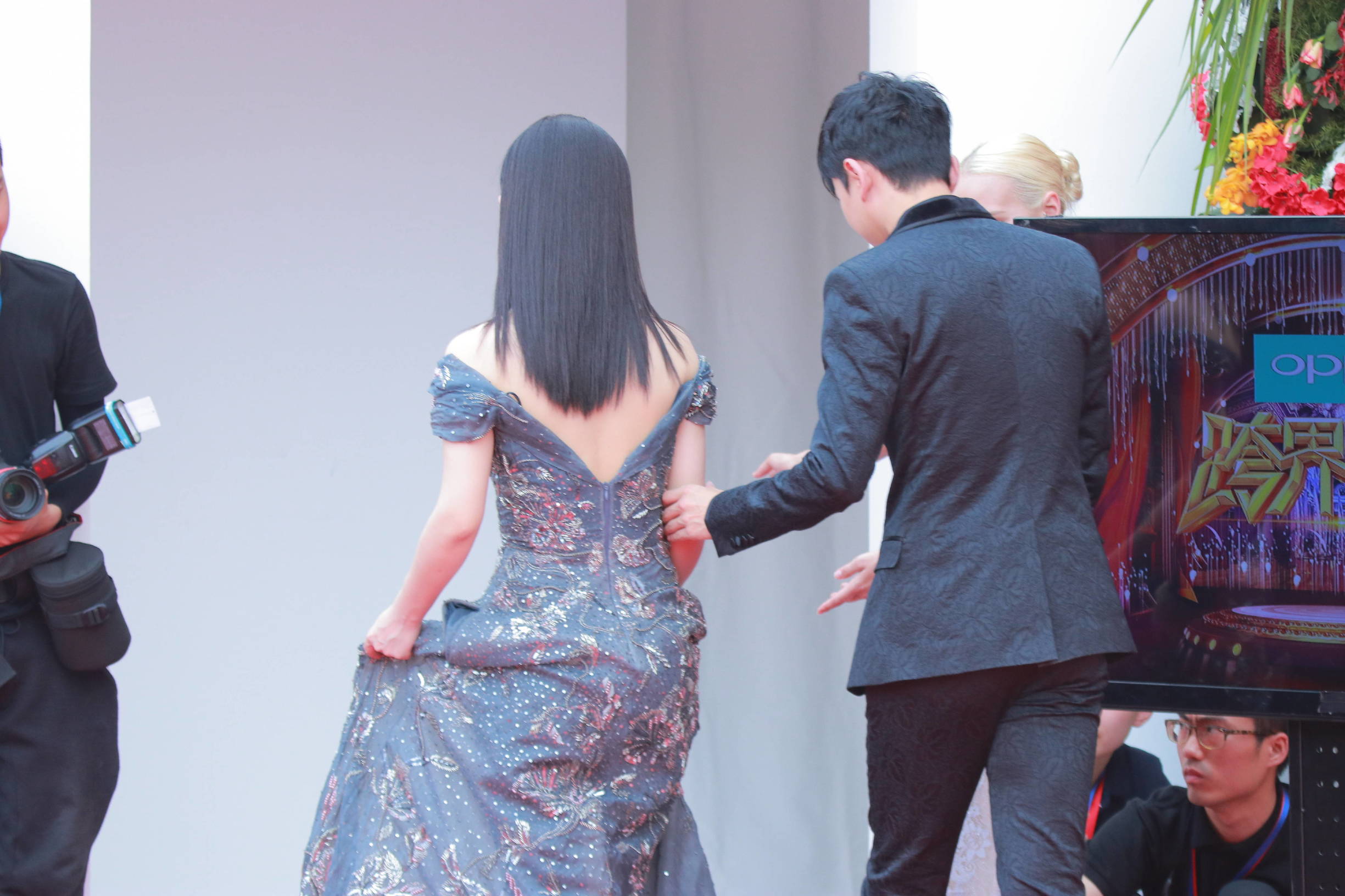 谢娜秒穿人鱼裙,谢娜礼服乘风破浪