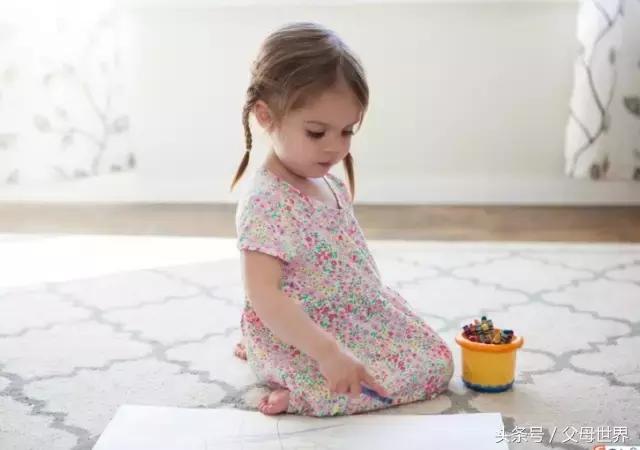 宝宝光脚丫会凉肚子吗,小孩光脚丫走路的好处和坏处