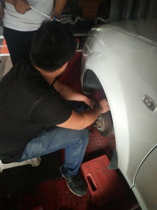 别克凯越更换后刹车片教程,凯越525x如何检查刹车片是否该换