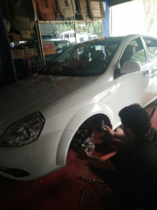 别克凯越更换后刹车片教程,凯越525x如何检查刹车片是否该换