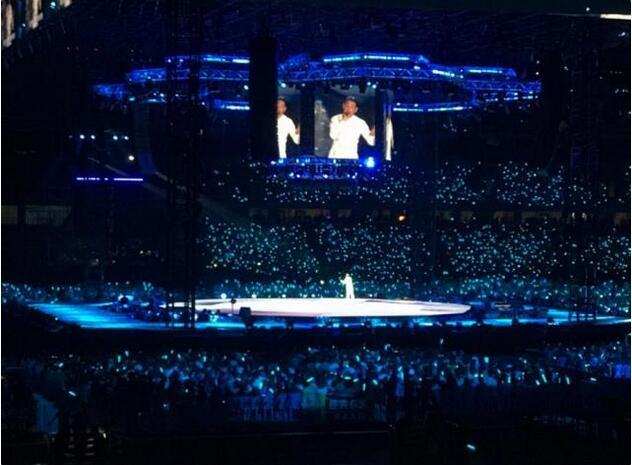 张学友年轻时舞台演出,张学友演唱会空荡荡的座位