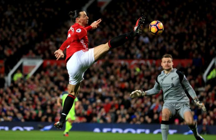 如何在球场上当个好中锋？伊布教你关注这六点！