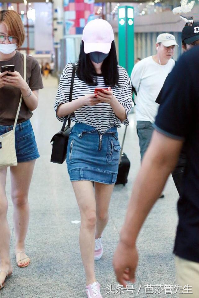 杨幂一身紫色穿搭亮相机场,杨幂现身机场着装清凉秀好身材