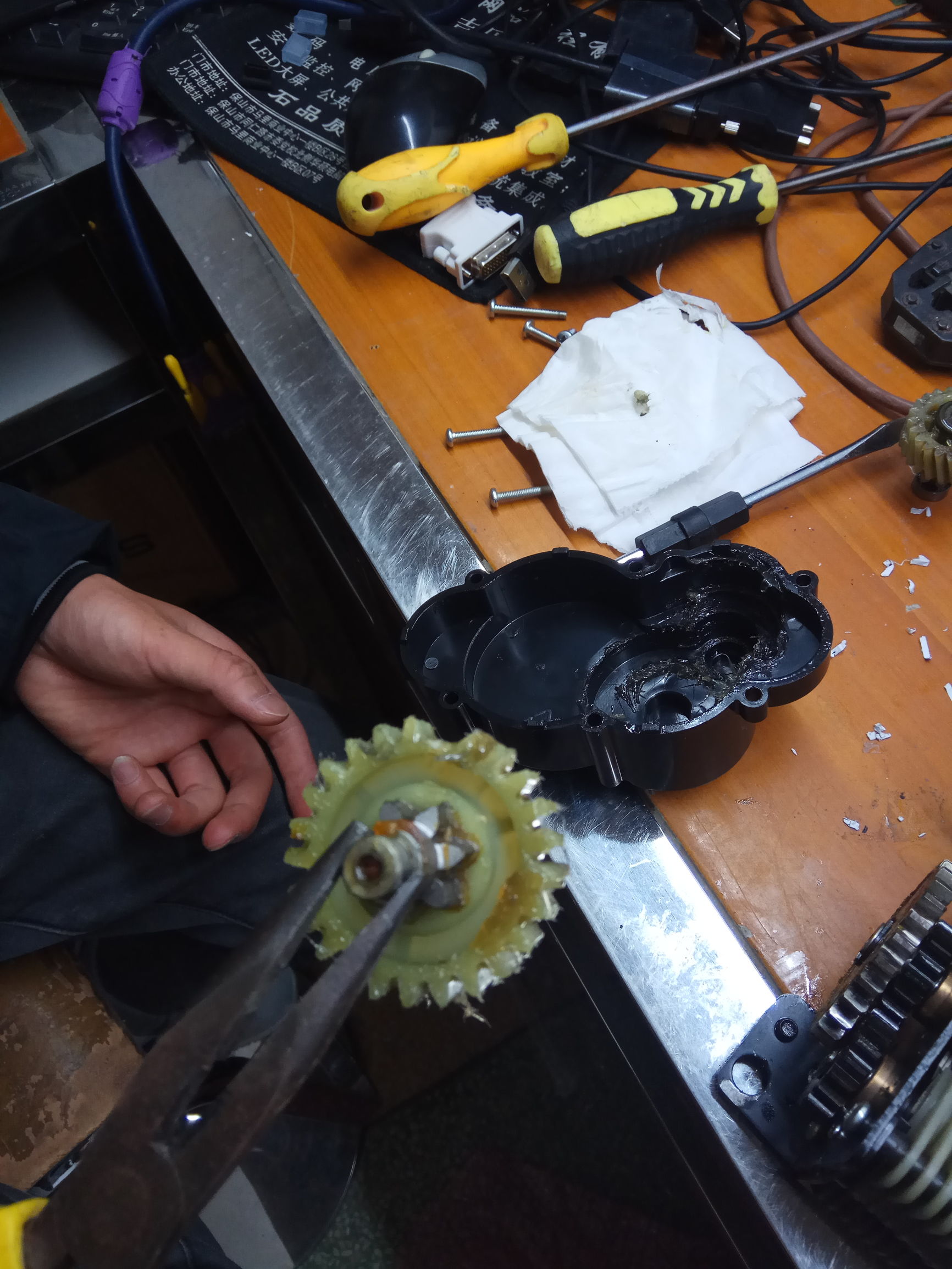 碎纸机纸没满为何一直显示满纸,碎纸机不进纸空转怎么解决