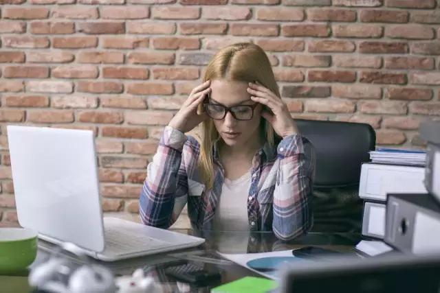 公司里这14种肢体语言错误一定要避免，否则你怎么死的都不知道！