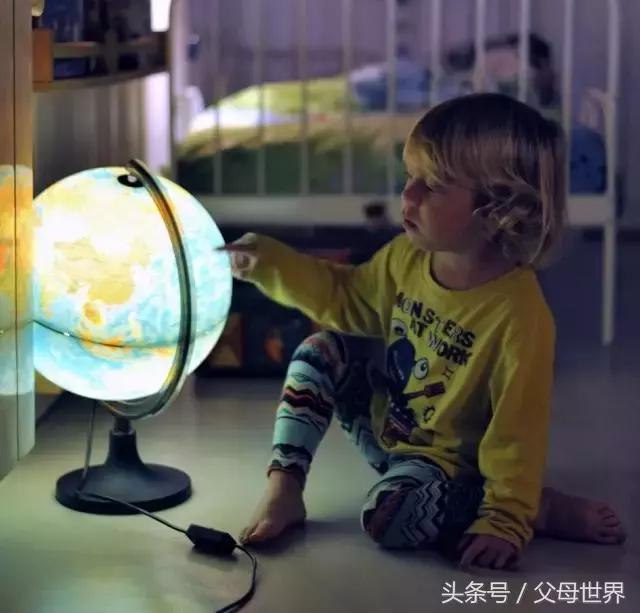 宝宝光脚丫会凉肚子吗,小孩光脚丫走路的好处和坏处