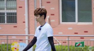 鹿晗当校草有多爽,鹿晗全能鹿校草唱歌跳舞织毛衣