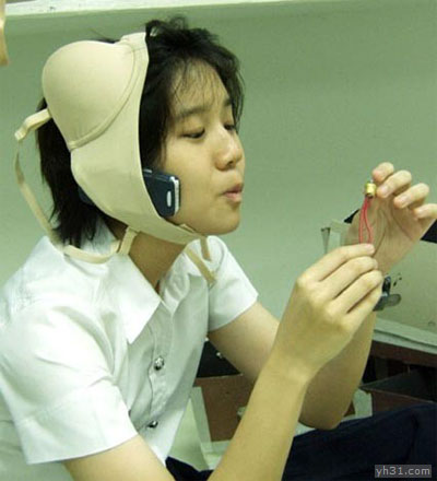 新郎接亲堵门从门缝塞红包,接亲姑爷进门怎么要红包