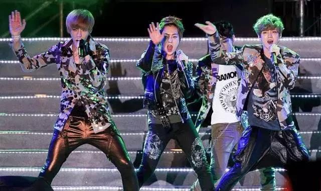 小姐姐被网友嘲讽身材,紧身裤被人吐槽