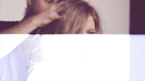 鼓起勇气踏入“武汉天地”剪头发，没想到却被“搞”大了肚子……