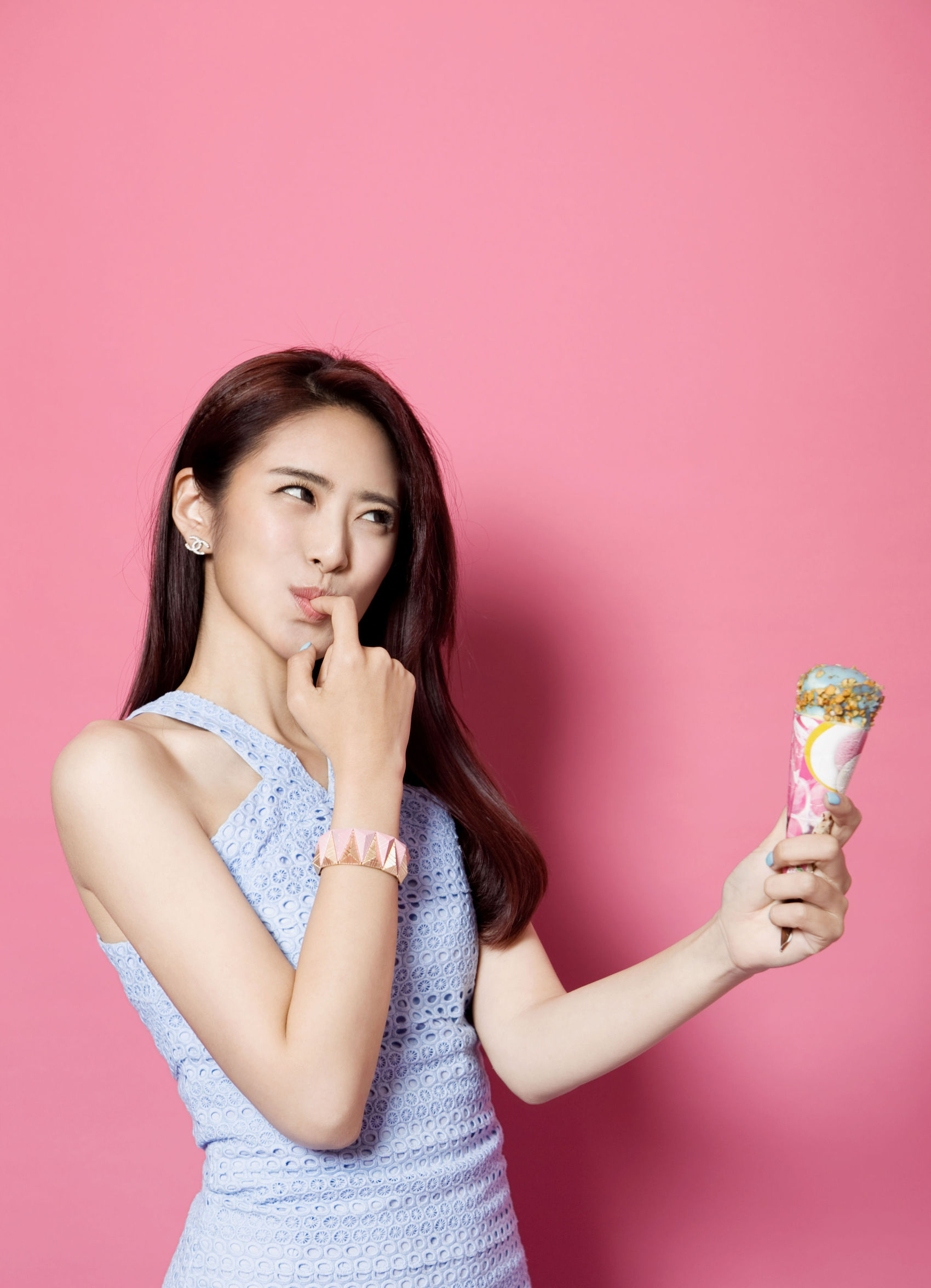 不说主持功力，就演技而言，你更看好湖南卫视那位女主持人？