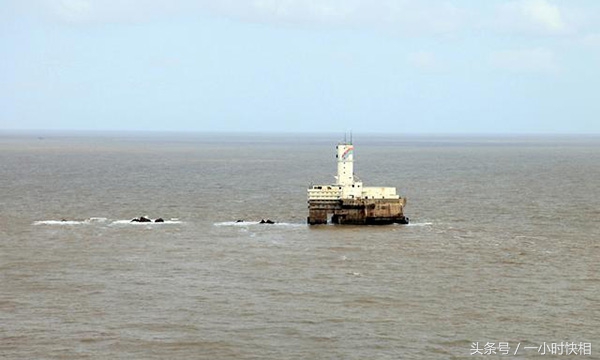 大海中的一个孤岛,大海中的微型小岛