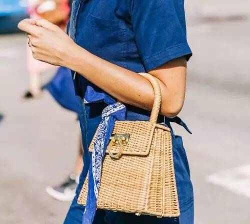 最近整个时尚圈都中了这个包包的毒！