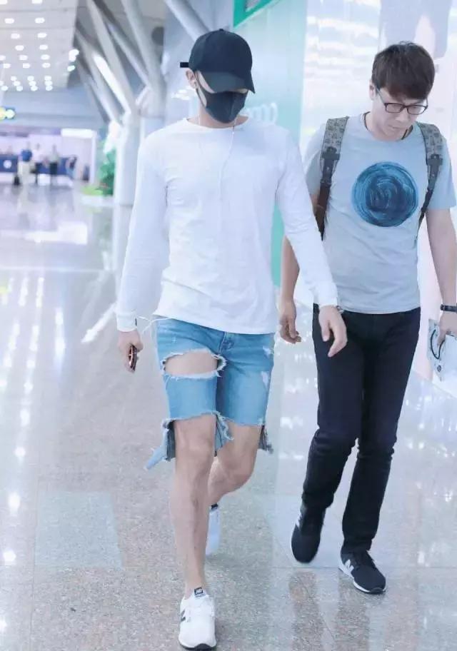 小姐姐被网友嘲讽身材,紧身裤被人吐槽