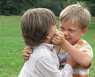 小女孩把别人的眼睛踢肿了，她奶奶说，踢死你也够不着判刑！