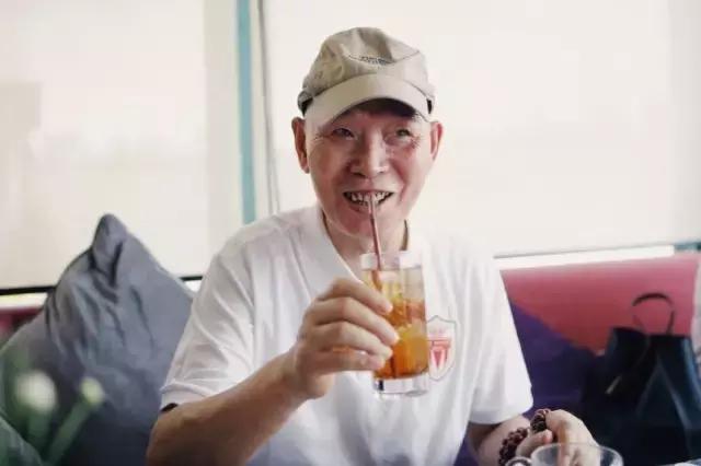 这个爆眼子老头搞事情搞到泰国去了，三台人民想对你说：雄起！