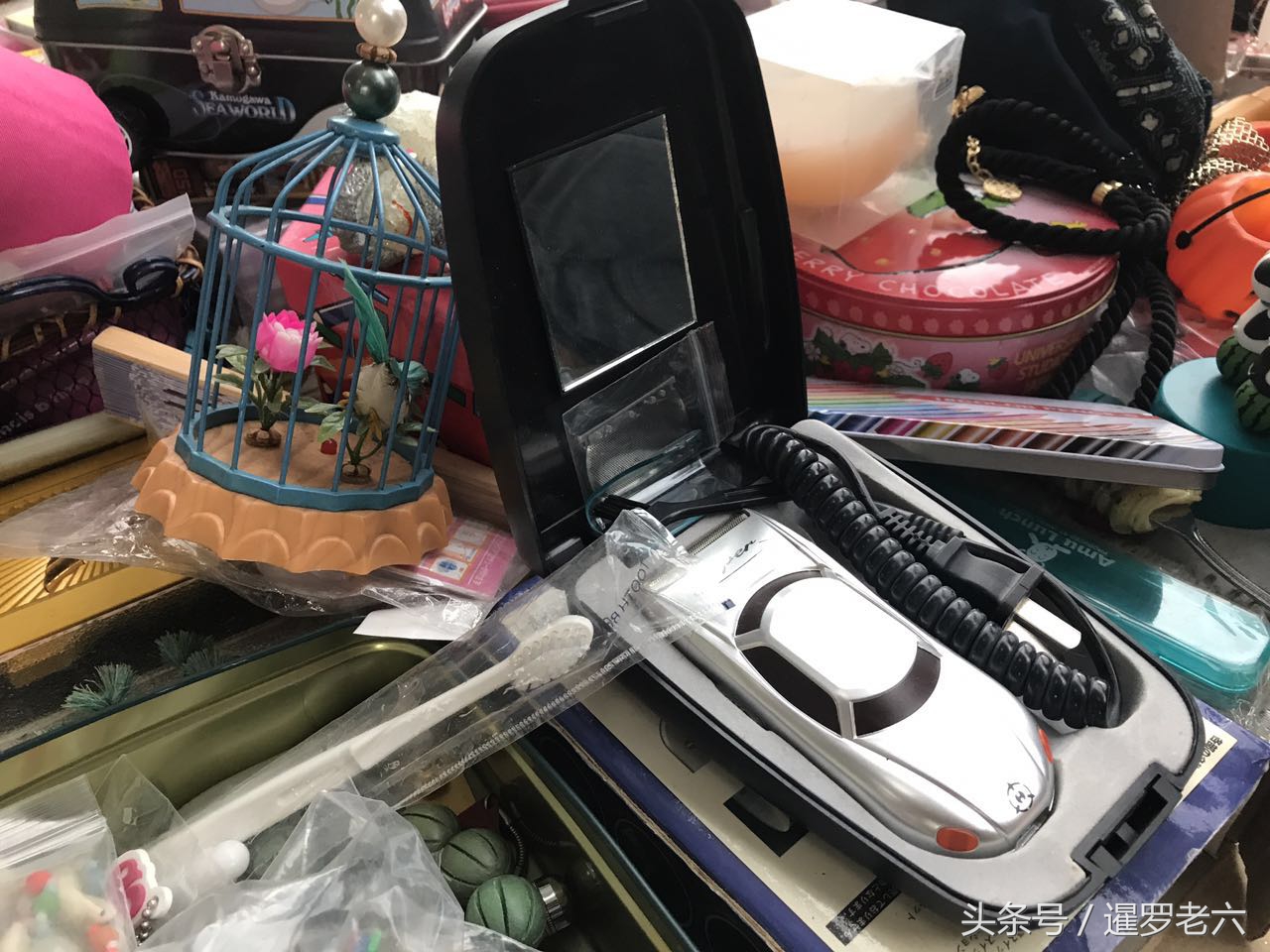 泰国旧货车型刮胡刀、乳胶枕头、游戏卡都有，玉镯子值30万不？