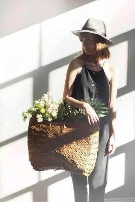 最近整个时尚圈都中了这个包包的毒！