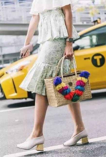 最近整个时尚圈都中了这个包包的毒！