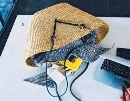 最近整个时尚圈都中了这个包包的毒！