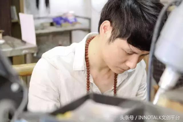 一个玩摇滚的大男生却始终戴着一串菩提项链，在*藏西**目睹了一整条河的六字真言，回来后他选择了当一个银匠人