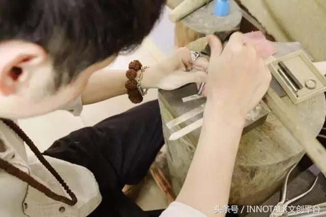 一个玩摇滚的大男生却始终戴着一串菩提项链，在*藏西**目睹了一整条河的六字真言，回来后他选择了当一个银匠人