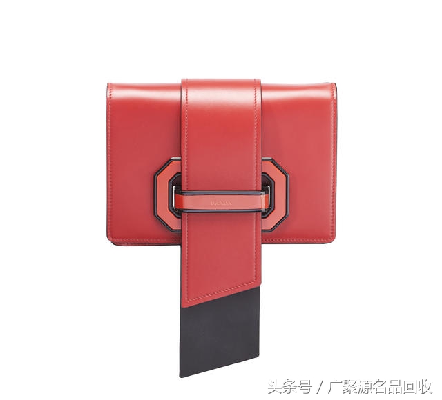 普拉达包包二手值多少钱,普拉达奢侈品包包回收价格