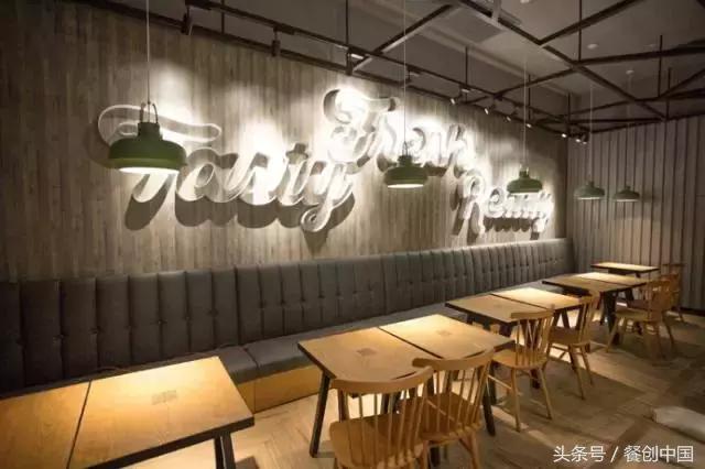 草木绿、工业风、无纸化点餐、小龙虾配朝日啤酒怎么潮怎么上