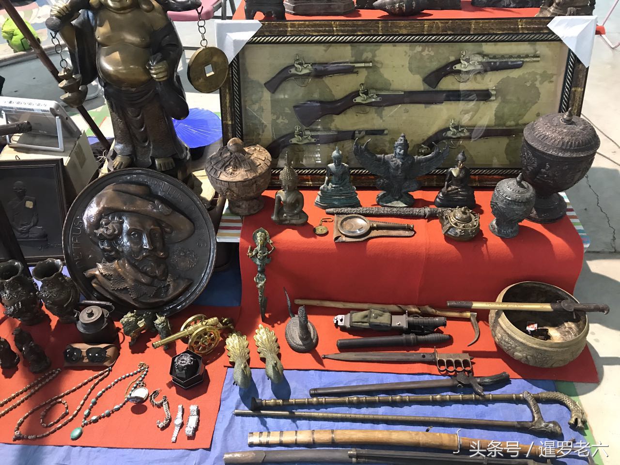 泰国旧货车型刮胡刀、乳胶枕头、游戏卡都有，玉镯子值30万不？