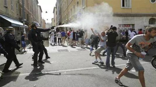 怎样制止足球流氓行为,应对足球流氓的解决方案