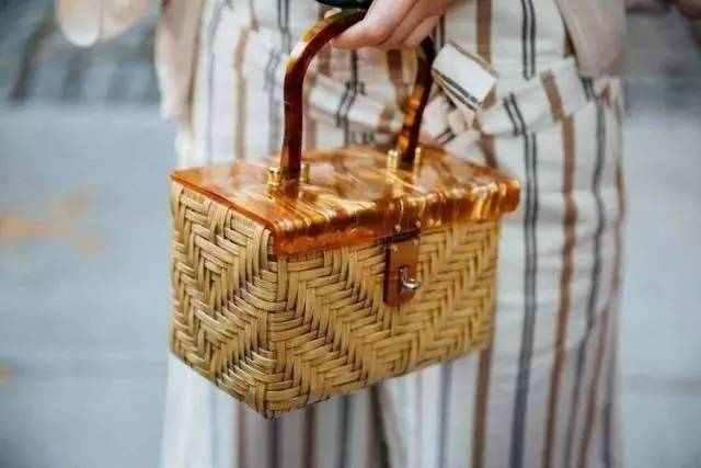 最近整个时尚圈都中了这个包包的毒！