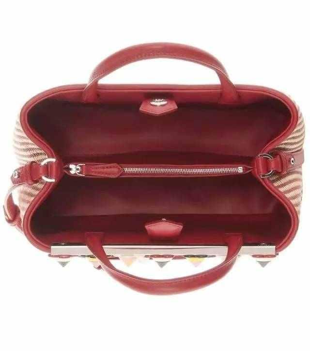 最近整个时尚圈都中了这个包包的毒！