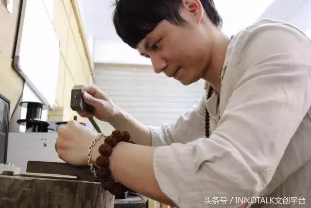 一个玩摇滚的大男生却始终戴着一串菩提项链，在*藏西**目睹了一整条河的六字真言，回来后他选择了当一个银匠人